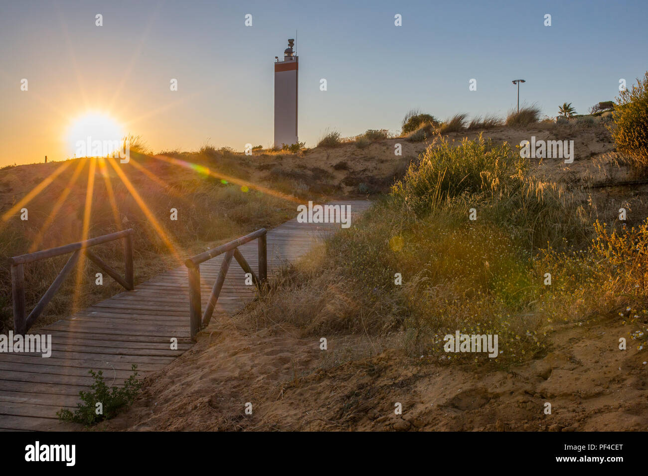 Costa de la Luz Promenade entlang der Leuchtturm bei Sonnenuntergang, Almonte, Huelva, Spanien Stockfoto