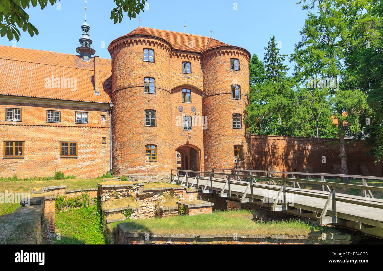 Biedermannsdorf, polnische Pommern. Süd Tor zum Innenhof der Kathedrale Stockfoto