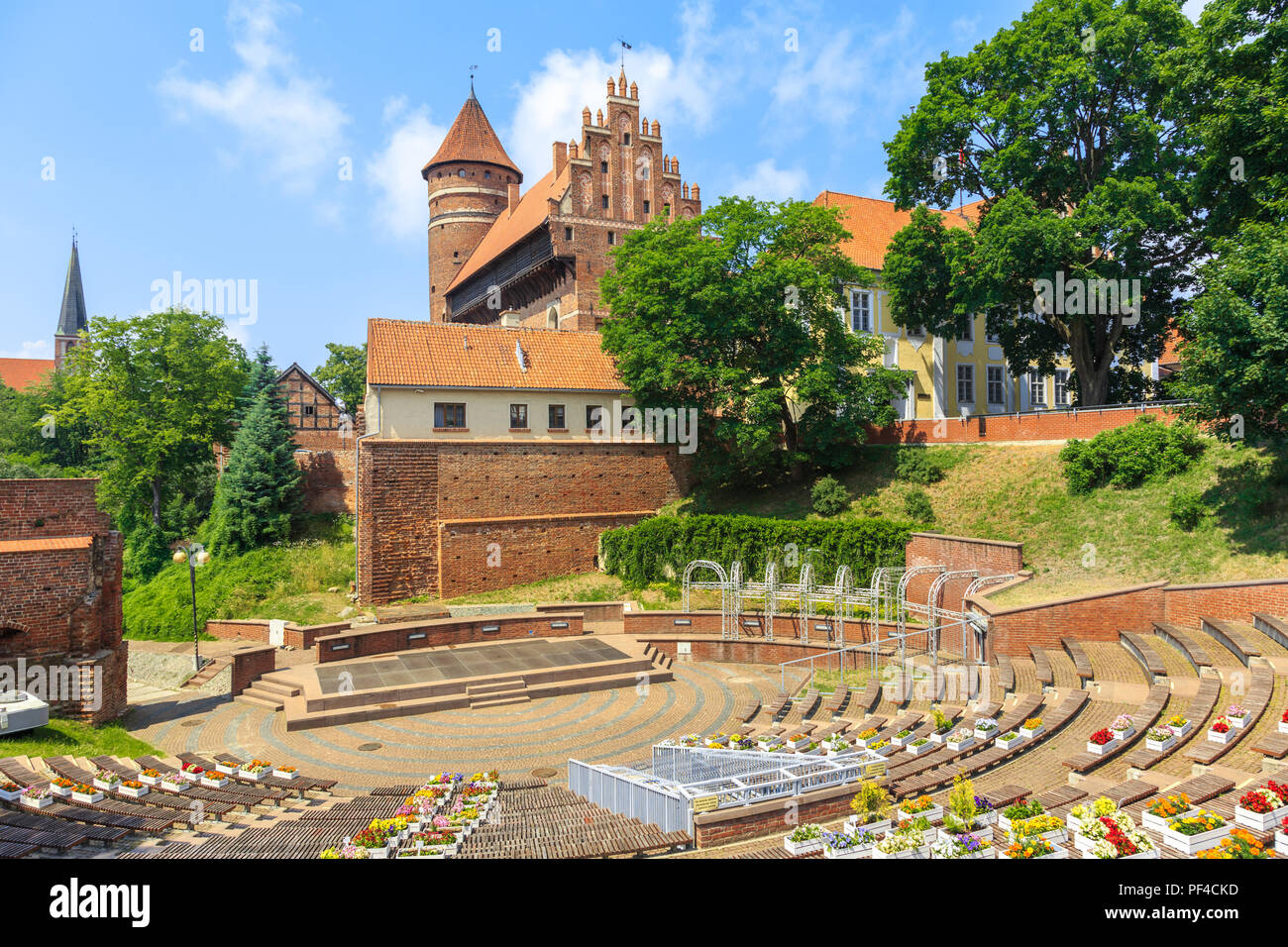 Amphitheater und das Schloss von Ermland Bischöfe in Olsztyn, Polen, im vierzehnten Jahrhundert erbaut im gotischen Baustil Stockfoto