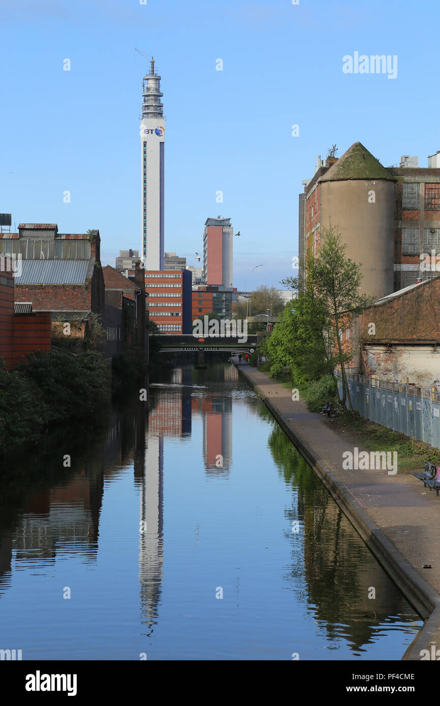 Teil des Kanalnetzes in und um das Stadtzentrum von Birmingham, Großbritannien. Der BT-Telekommunikationsturm ist in der Ferne sichtbar (2017 Ansicht). Stockfoto