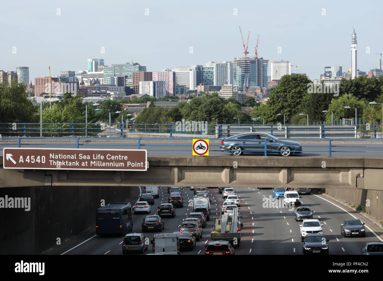 Ein Blick über die Aston Expressway Stadtautobahn, mit Birmingham City Centre Skyline in der Ferne. Stockfoto