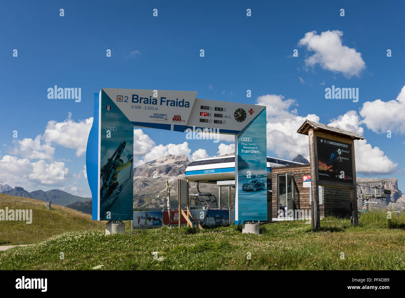 Braia Fraida obere Skilift oder Sessellift Station im Sommer, Skigebiet Alta Badia, Dolomiten, Italien. Sella Gruppe Berge im Hintergrund Stockfoto