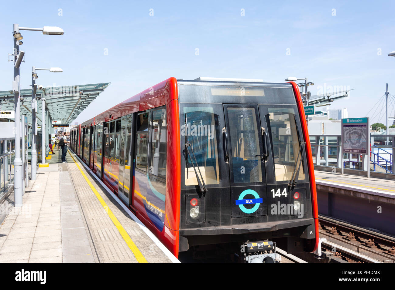 DLR-Zug auf der Plattform an der West India Quay Bahnhof, Canary Wharf, London Borough Tower Hamlets, Greater London, England, Vereinigtes Königreich Stockfoto