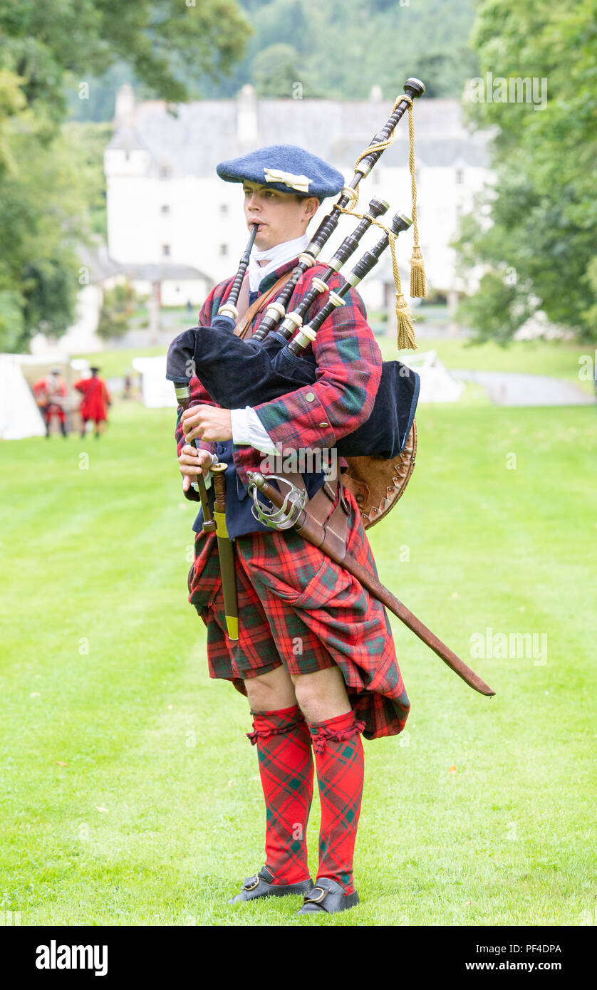 Abgebildete Reenactor Jacobite Piper Angus Simpson Bonnie Prince Charlie wieder Traquair! Geschichte wird lebendig! Samstag 18. und Sonntag 19. August 11a Stockfoto