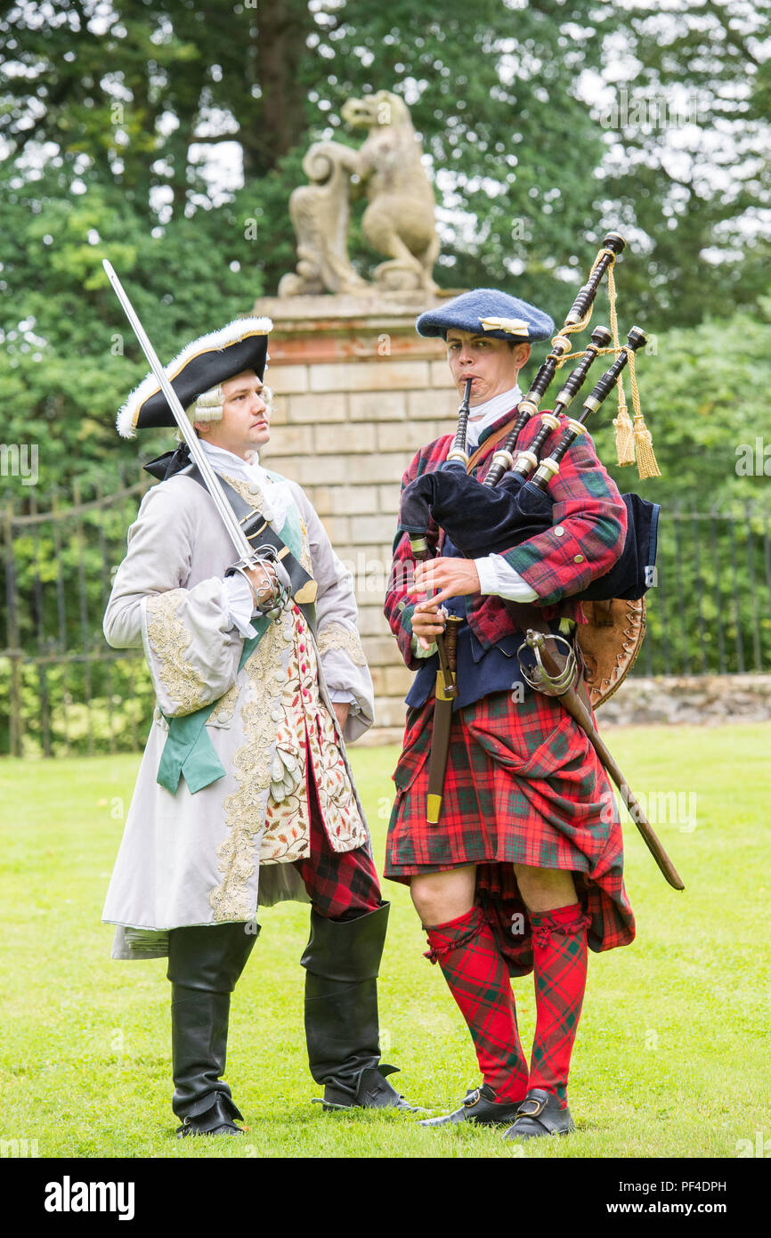 Abgebildete Reenactor Arran Johnston als Bonnie Prince Charlie, und Piper Angus Simpson Bonnie Prince Charlie wieder Traquair! Geschichte wird lebendig! S Stockfoto
