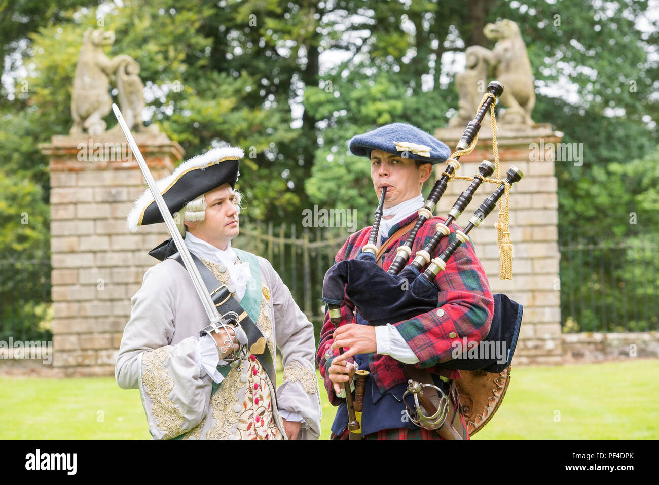 Abgebildete Reenactor Arran Johnston als Bonnie Prince Charlie, und Piper Angus Simpson Bonnie Prince Charlie wieder Traquair! Geschichte wird lebendig! S Stockfoto