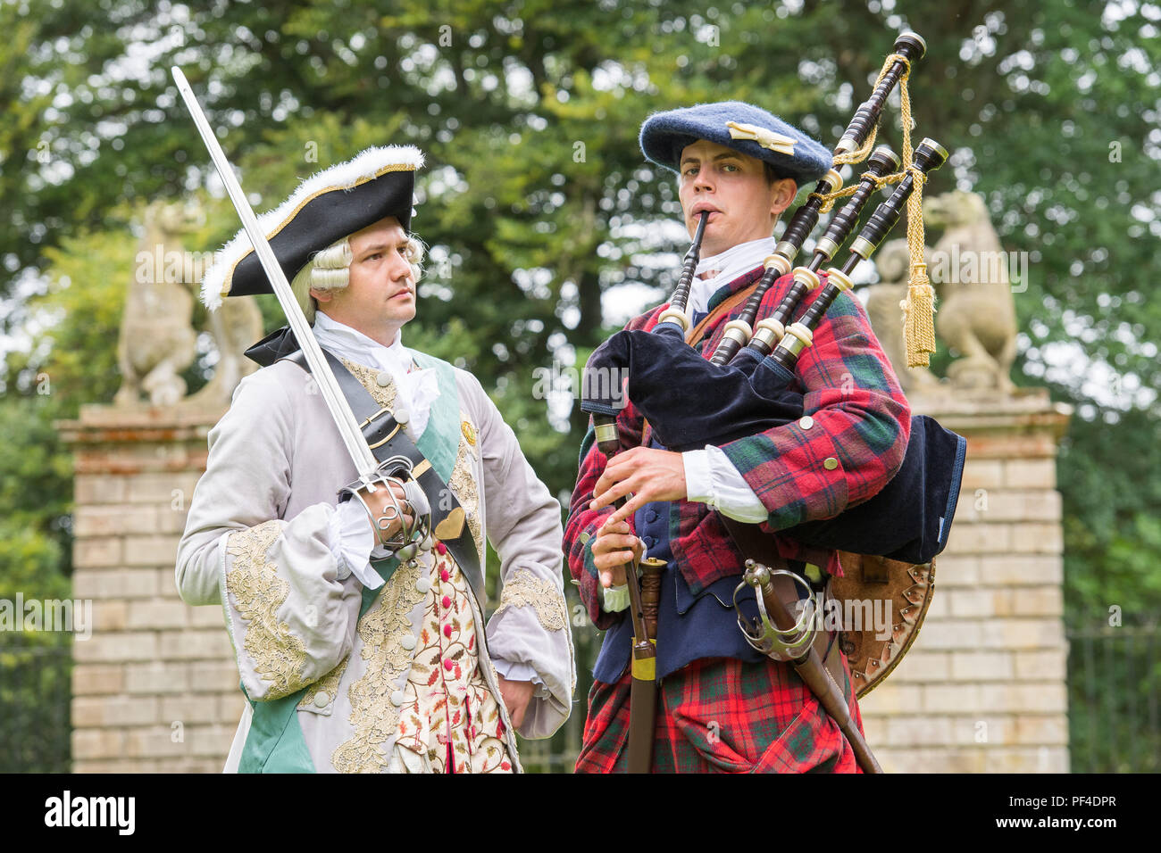 Abgebildete Reenactor Arran Johnston als Bonnie Prince Charlie, und Piper Angus Simpson Bonnie Prince Charlie wieder Traquair! Geschichte wird lebendig! S Stockfoto