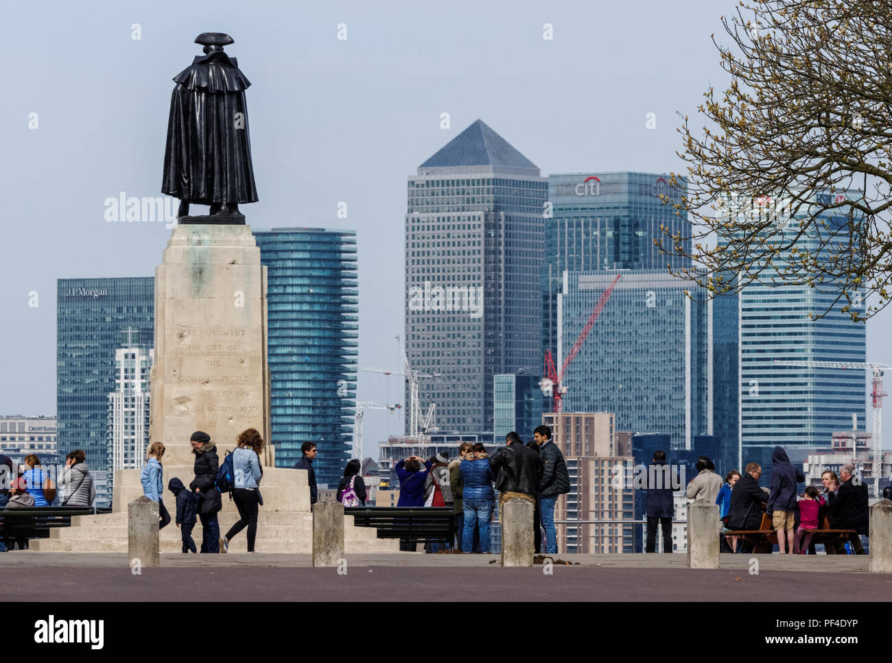 Statue von General James Wolfe mit Blick auf Canary Wharf von Greenwich Park, London, England, Vereinigtes Königreich, Großbritannien Stockfoto