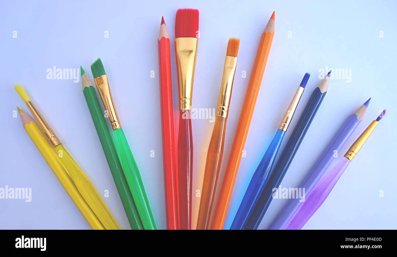 Holz- Farbstifte und gleichen Farbe, Pinsel, Material für neue Grundschule jahr Aktivitäten oder Spaß Hobby Material Stockfoto