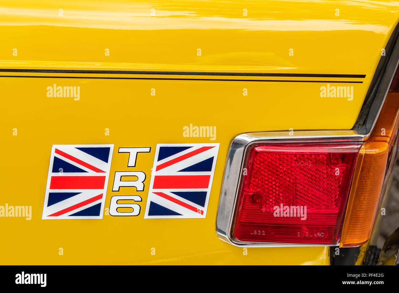 Aufkleber von der hinteren quaterpanel eines alten gelben Triumph TR6 1976 Nahaufnahme. Stockfoto