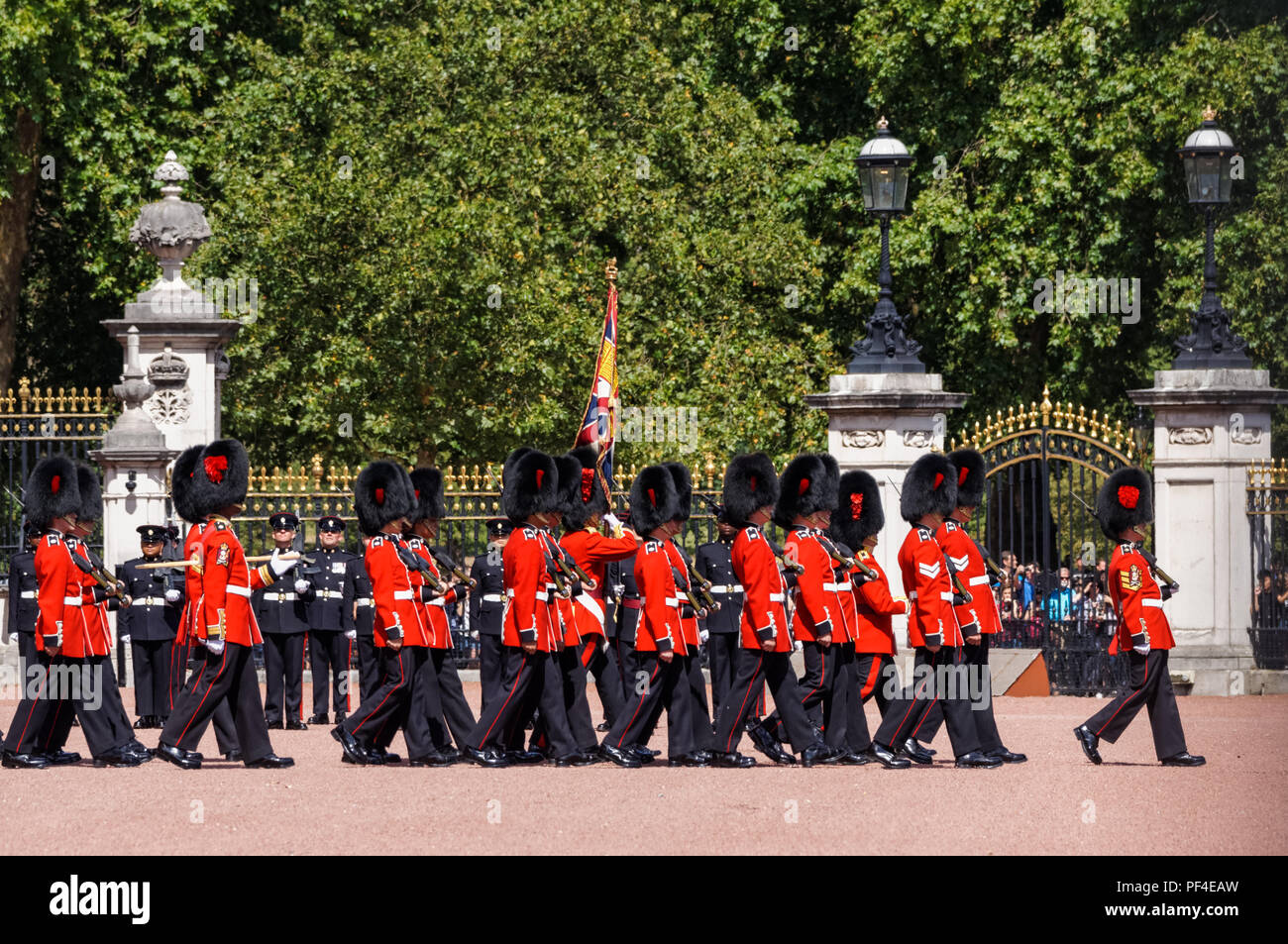 Wachwechsel Zeremonie außerhalb der Buckingham Palace, London, England Vereinigtes Königreich Großbritannien Stockfoto