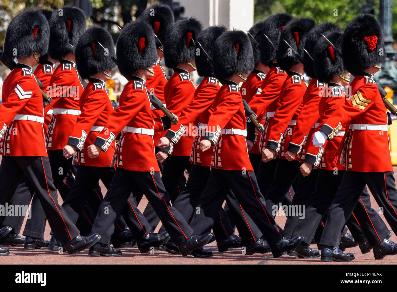 Wachwechsel Zeremonie außerhalb der Buckingham Palace, London, England Vereinigtes Königreich Großbritannien Stockfoto