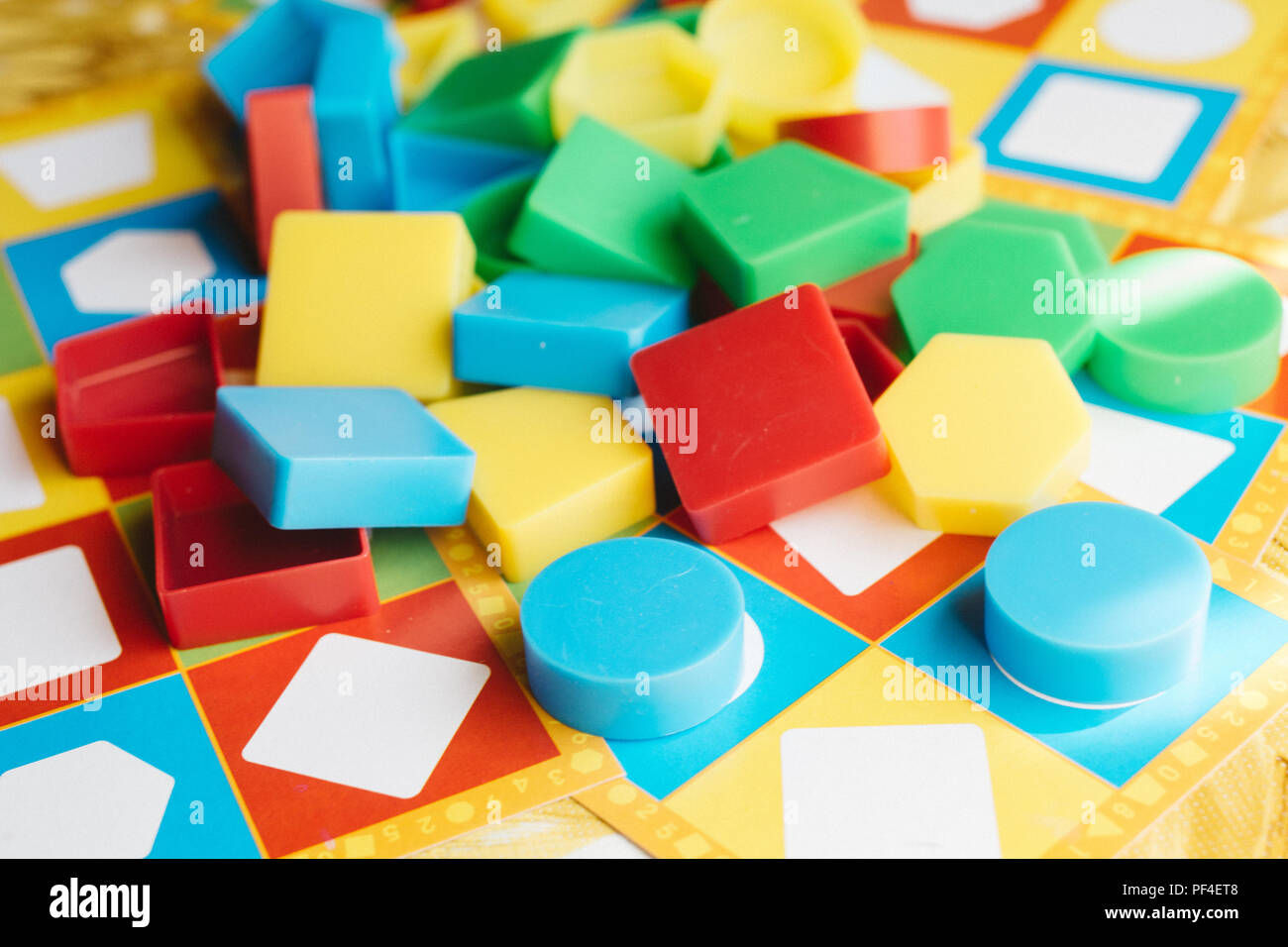 Bis pädagogische Spielwaren für Kinder schließen, bunte Formen Stockfoto