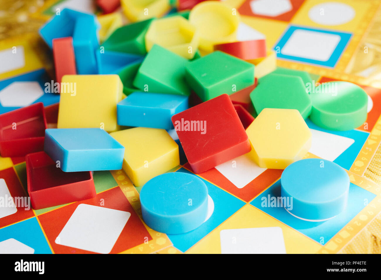 Bis pädagogische Spielwaren für Kinder schließen, bunte Formen Stockfoto