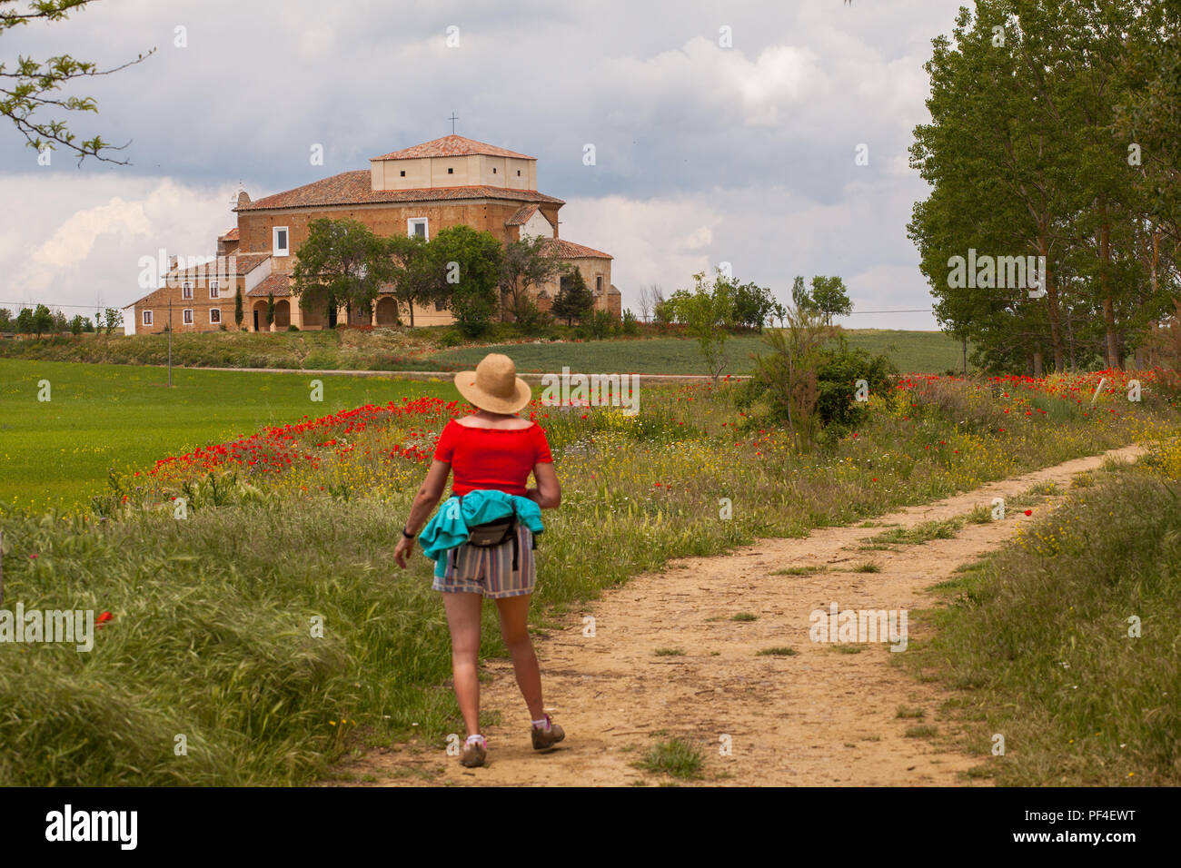 Frau auf dem Jakobsweg der Jakobsweg in Richtung Emita de la Virgin del rio bei Villalcazar de Sirga Spanien Stockfoto