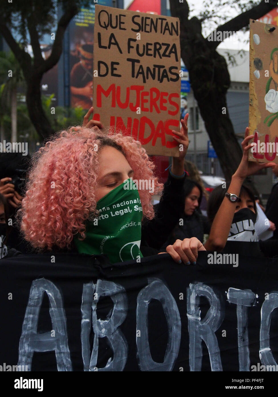 Ein Mädchen mit rosa Haaren, mit einem grünen Tuch maskiert, anspruchsvolle legale Abtreibung, wenn Tausende von Frauen aus feministischer und sympathische Gruppen auf den Straßen in den sogenannten Frauen für Gerechtigkeit März gegen Justiz Korruption, wendet sich an Frauen, die Opfer von Gewalt und Blätter, die die Straflosigkeit der Aggressoren. Stockfoto