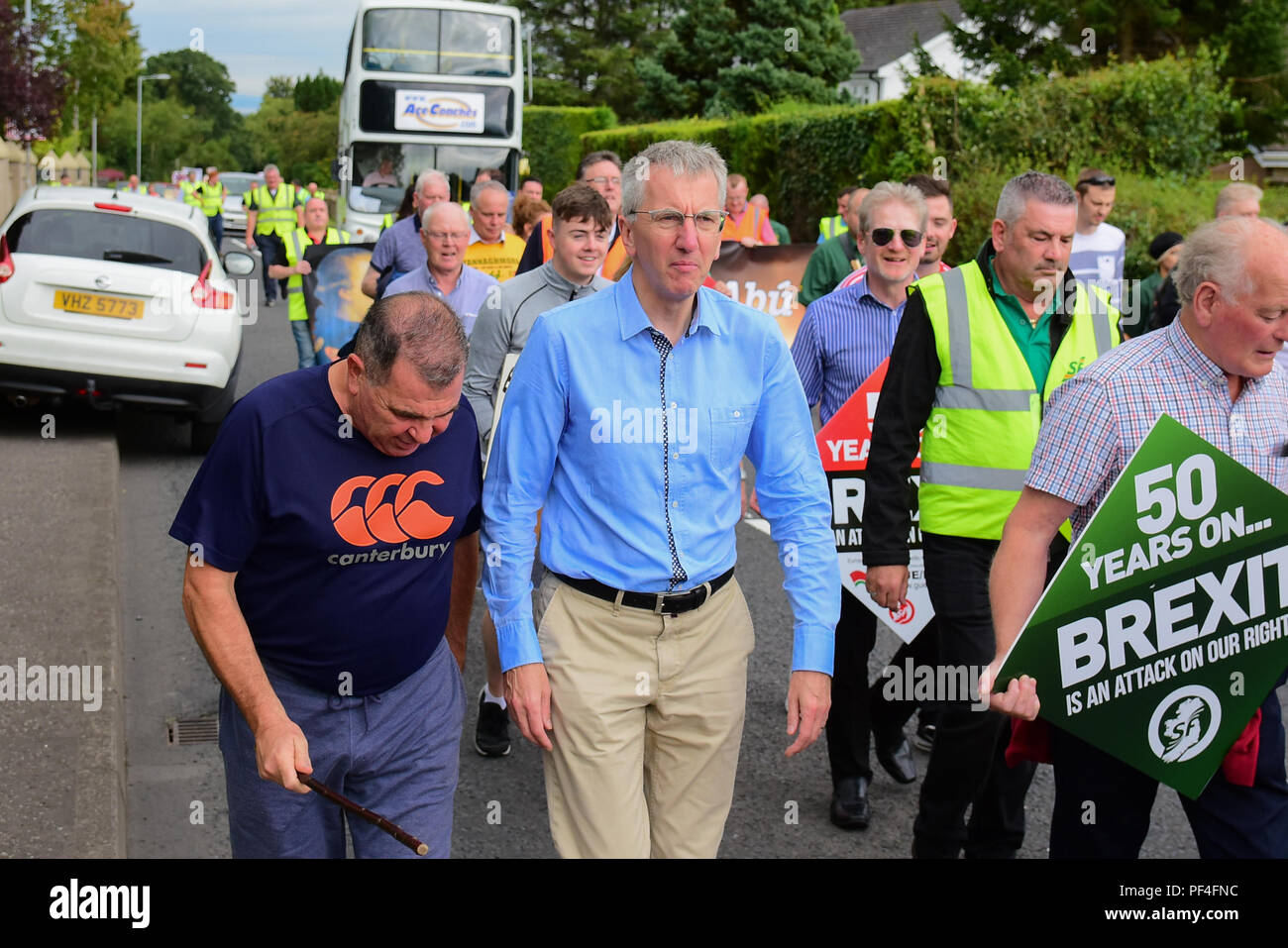 Máirtín Ó Muilleoir MLA an einem County Tyrone, Großbritannien. 18. August 2018. Sinn Féin Partei der bürgerlichen Rechte Mahngang 50 Jahre nach der ersten März aus Coalisland, Dungannon, während ein Pro Zähler Protest und März erfolgt gegen Sinn Féin's Politik auf die Unterstützung der Abtreibung. Coalisland: County Tyrone: UK: 18 August 2018 Credit: Mark Winter/Alamy leben Nachrichten Stockfoto