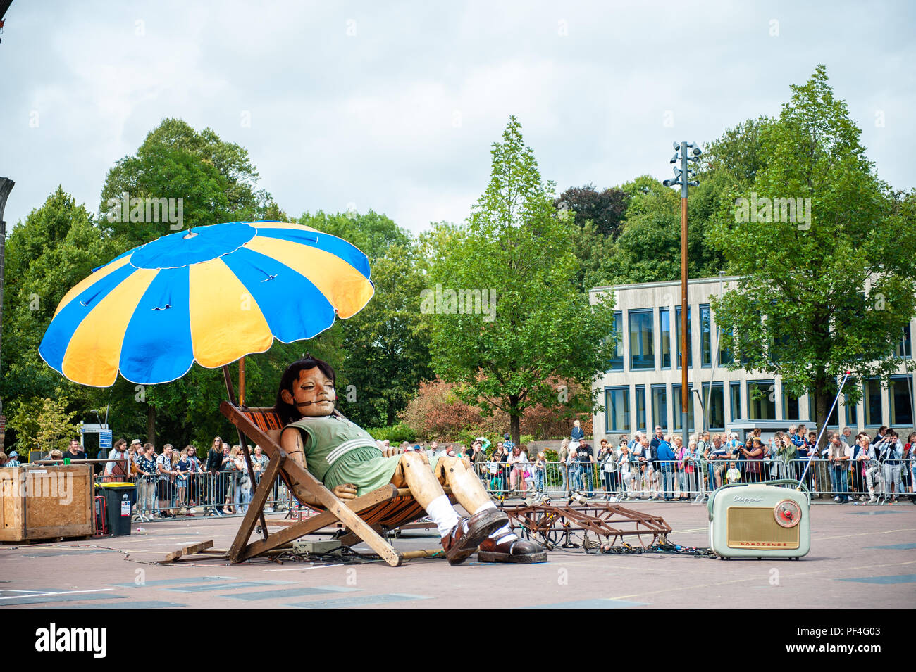 Leeuwarden, Niederlande, 18. August 2018. Der weltberühmte Herstellung von Royal de Luxe macht seine niederländische Premiere in der Europäischen Hauptstadt der Kultur. Diese gewaltigen Riesen die Straßen von Leeuwarden und ein unvergessliches Erlebnis mit ihren "grossen Skate im Eis" zeigen. Royal de Luxe ist eine außergewöhnliche Street Theatre Company. 20 Personen werden benötigt, um Ihren Zug zu machen und sie ist Quelle: Ricardo Hernandez/Alamy leben Nachrichten Stockfoto