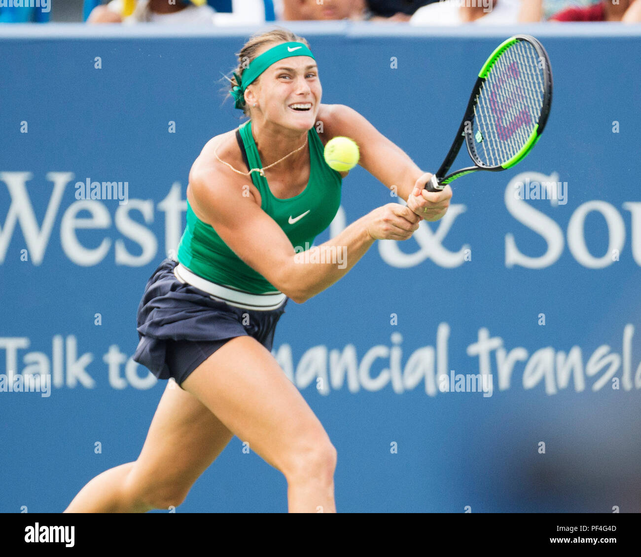 Ohio, USA. 18. August 2018. Aryna Sabalenka (BLR) schlägt den Ball zurück zu Simona Halep (ROU) Am westlichen Süden öffnen, Mason, Ohio, USA. Brent Clark/Alamy leben Nachrichten Stockfoto