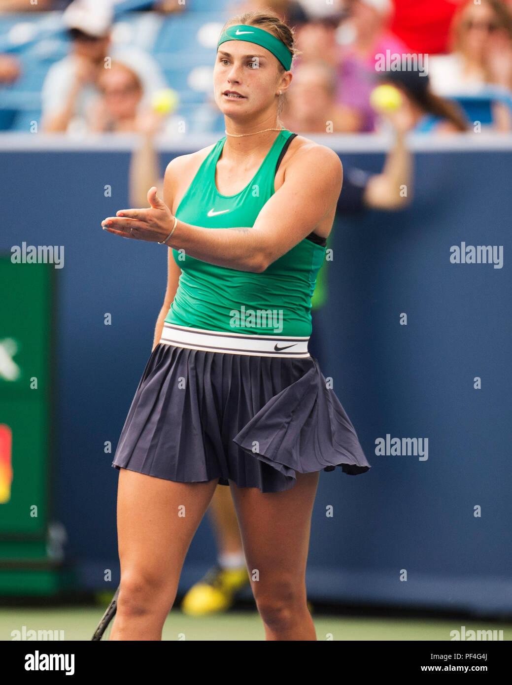 Ohio, USA. 18. August 2018. Aryna Sabalenka (BLR) reagiert auf einen Verlust von einem Punkt gegen Simona Halep (ROU) Am westlichen Süden öffnen, Mason, Ohio, USA. Brent Clark/Alamy leben Nachrichten Stockfoto