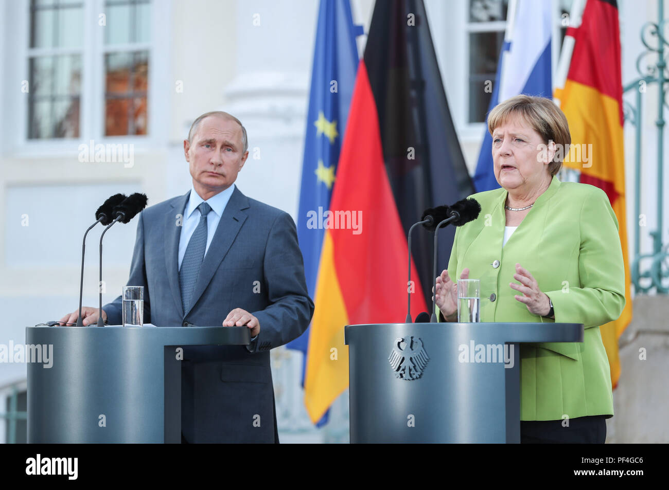 Meseberg, Deutschland. 18 Aug, 2018. Die deutsche Bundeskanzlerin Angela Merkel (R) und der Besuch des russischen Präsidenten Wladimir Putin eine gemeinsame Pressekonferenz im Schloss Meseberg nördlich von Berlin, Deutschland, am 12.08.18, 2018 teilnehmen. Die deutsche Bundeskanzlerin Angela Merkel und der russische Präsident Wladimir Putin Gespräche im Norden von Berlin am Samstag, mit den Themen, die aus Syrien, Ukraine, Iran sowie der Nord Stream Gaspipeline Projekt 2. Credit: Shan Yuqi/Xinhua/Alamy leben Nachrichten Stockfoto