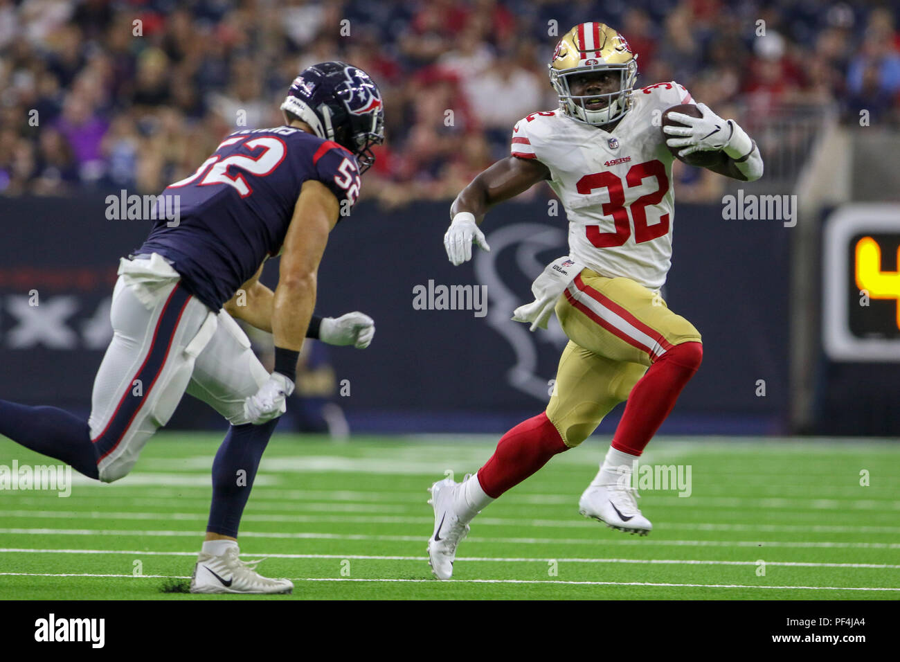 Houston, USA. 18. August 2018. San Francisco 49ers zurück läuft, Joe Williams (32) Läuft für Werften im ersten Quartal die preseason NFL Football Spiel zwischen den Houston Texans und der San Francisco 49ers an NRG Stadion in Houston, TX. John Glaser/CSM Credit: Cal Sport Media/Alamy leben Nachrichten Stockfoto