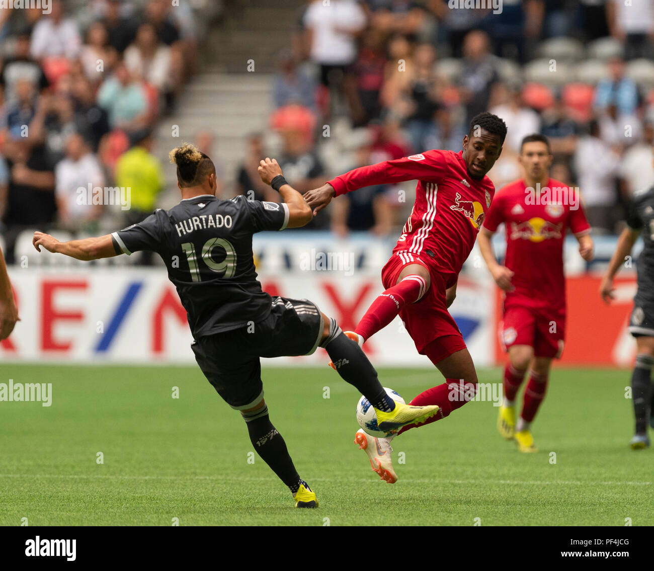 Vancouver, Kanada. 18. August 2018. Michael Murillo (62) von New York Red Bulls, und Erik Hurtado (19) von Vancouver Whitecaps, Kampf um den Ball. Vancouver Whitecaps New York Red Bulls vs, BC Place Stadium. © Gerry Rousseau/Alamy leben Nachrichten Stockfoto