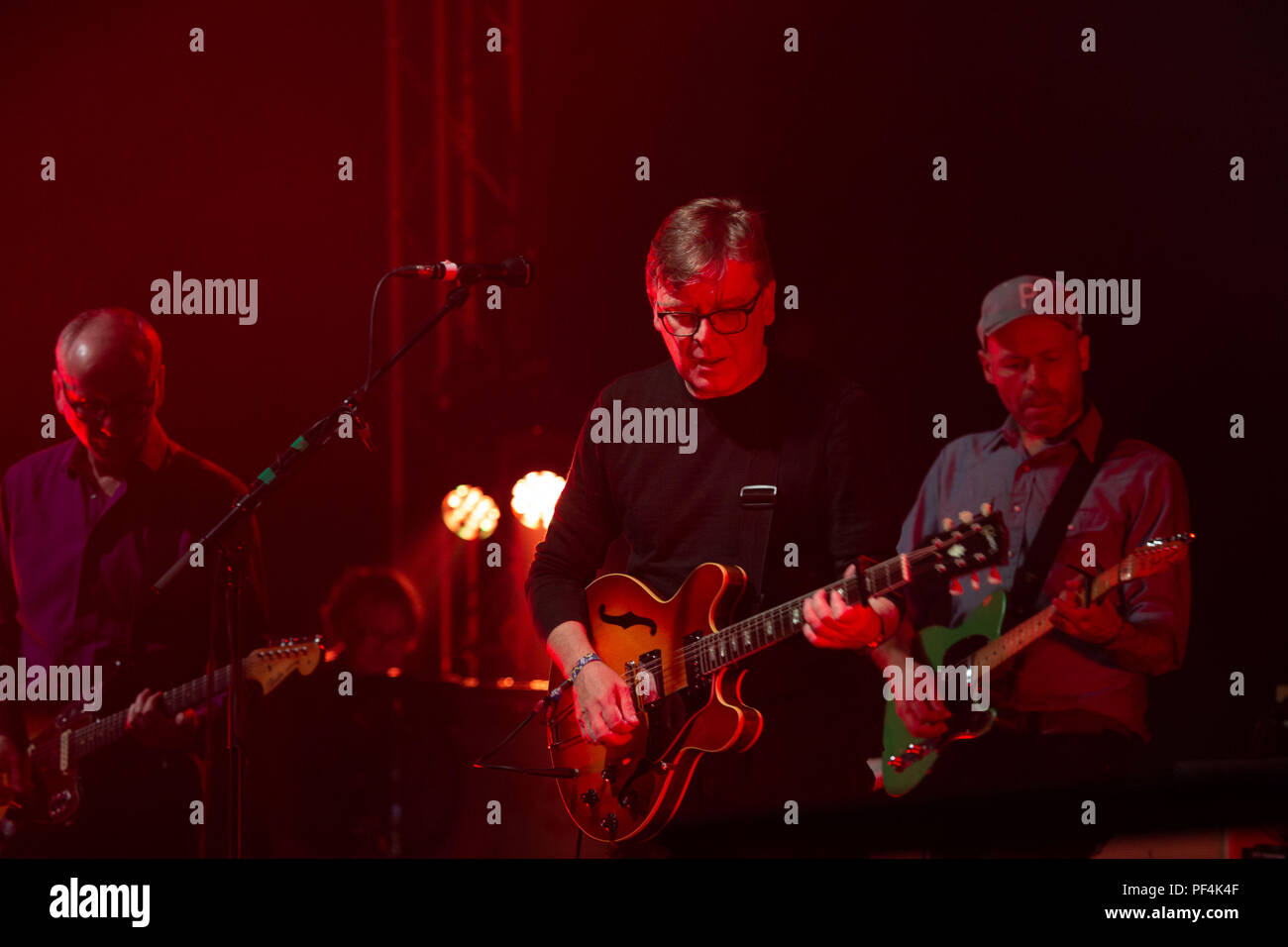 Glanusk Park, Brecon, Wales, 18. August 2018. Tag 2 des Green man Musikfestivals in den Brecon Beacons Mountains in Wales. Norman Blake von Indie Legenden Teenage Fanclub spielen die Far Out Stage. Quelle: Rob Watkins/Alamy Live News Stockfoto