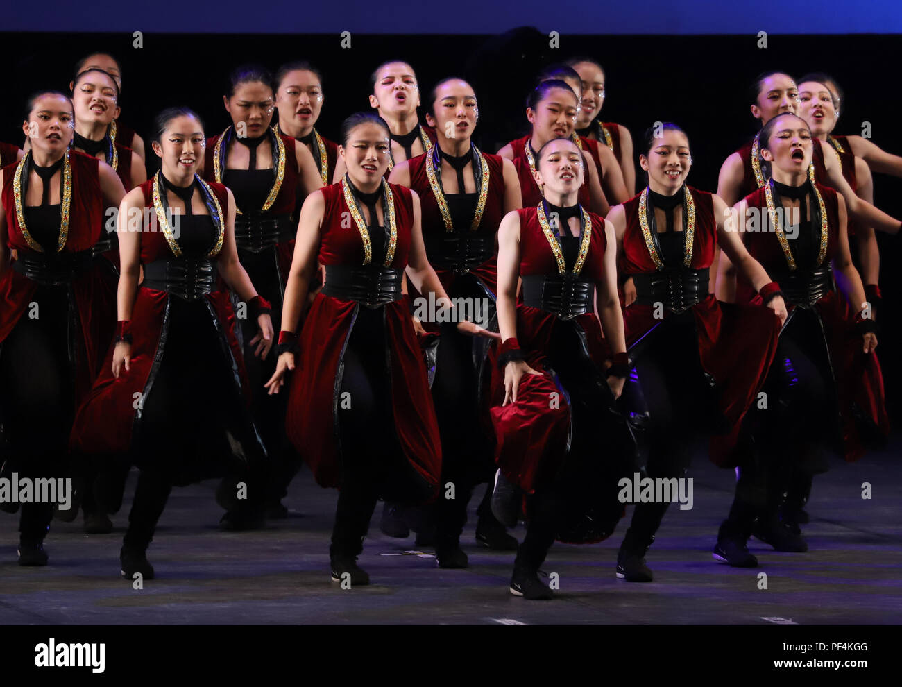 Yokohama, Japan. 17 Aug, 2018. Dance Team Mitglieder der Osaka Präfektur Kumeda High School von Osaka tanzen im Japan High School Tanz Meisterschaften durchführen 'Tanz Stadion' in Yokohama, Suburban Tokio am Freitag, 17. August 2018. Kumeda beendete den Runner-up der Großen Klasse der Meisterschaften. Credit: Yoshio Tsunoda/LBA/Alamy leben Nachrichten Stockfoto