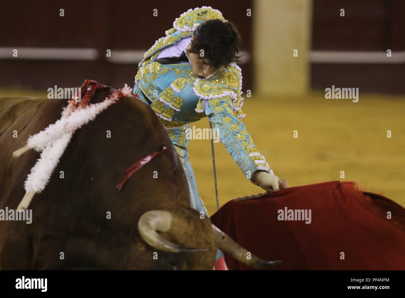 Malaga, Spanien. 18. August 2018. Malagueta der Peruanischen Stierkämpfer Roca Rey öffnet die große Tür durch Schneiden 3 Ähren in den letzten Lauf der Malaga Fair Credit: Lorenzo Carnero/ZUMA Draht/Alamy leben Nachrichten Stockfoto