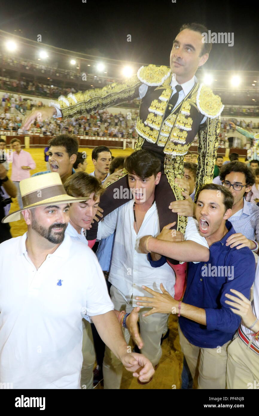 August 18, 2018, Malagueta Stierkampfarena der Valencianischen Stierkämpfer Enrique Ponce öffnet die große Tür durch Schneiden 3 Ähren in den letzten Lauf der Malaga Messe. 19 Aug, 2018. Credit: Lorenzo Carnero/ZUMA Draht/Alamy leben Nachrichten Stockfoto