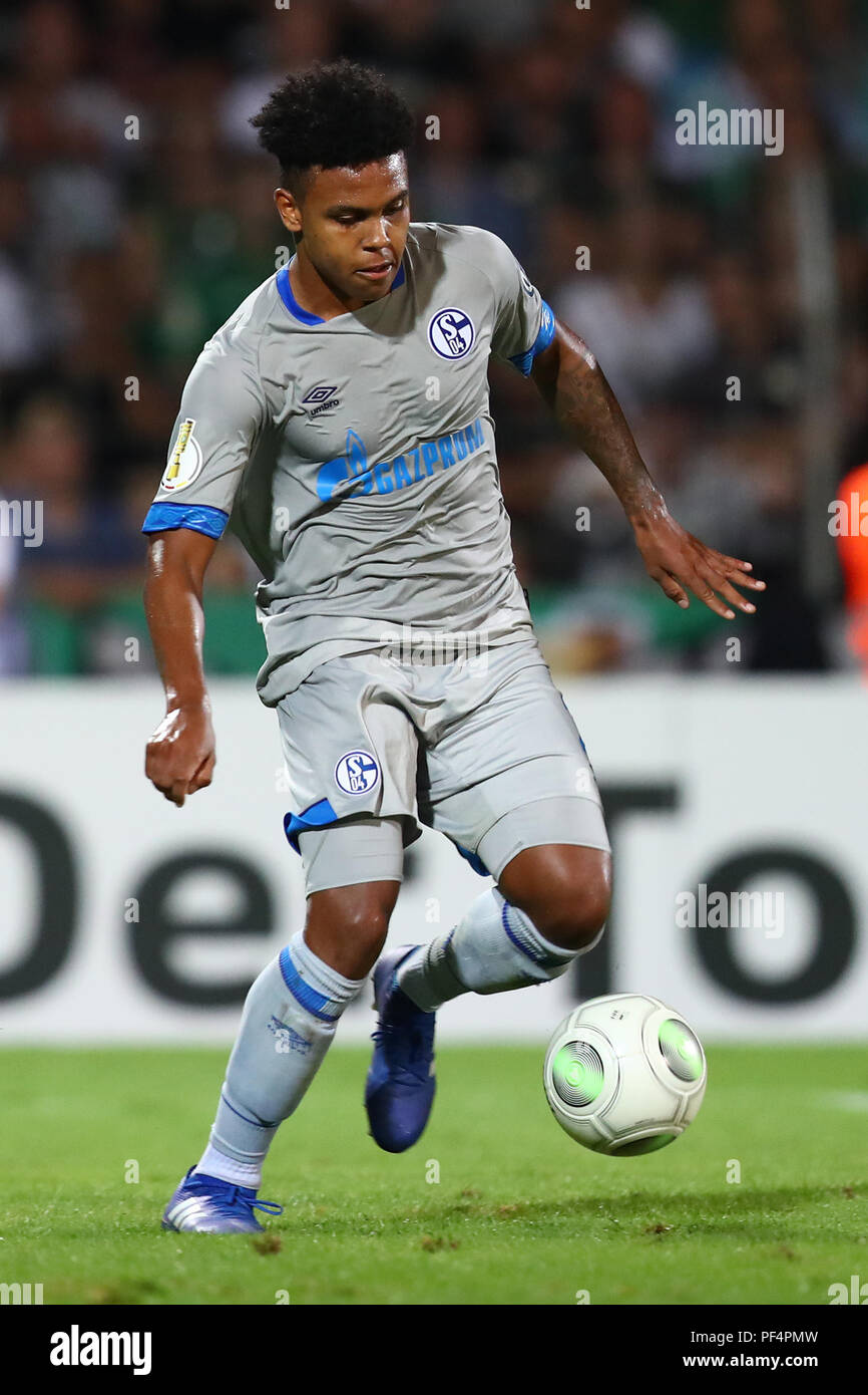 Schweinfurt, Deutschland. 17 Aug, 2018. Fußball, DFB-Pokal, 1. Runde, 1.FC Schweinfurt 05 vs FC Schalke 04, im Willy-Sachs-Stadion. Die Schalker Weston McKennie. Credit: Daniel Karmann/dpa/Alamy leben Nachrichten Stockfoto