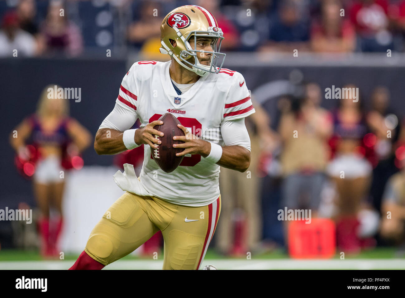 Houston, USA. 18. August 2018. San Francisco 49ers quarterback Jimmy Garoppolo (10) sieht im ersten Quartal von einem NFL preseason Fußballspiel zwischen den Houston Texans und der San Francisco 49ers an NRG Stadion in Houston, TX. Houston gewann das Spiel vom 16. bis 13. Trask Smith/CSM Stockfoto