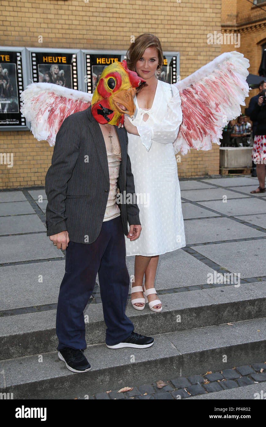 Berlin, Deutschland. 18 Aug, 2018. Schauspieler Adrian Topol (l, mit Huhn Maske) und Judith Hoersch Ankommen bei der Premiere des Films chneefloeckchen" (Lit. "Schneeflocke") in das Kino der Kulturbrauerei. Der Film wird am 20. September 2018 freigegeben werden. Credit: Gerald Matzka/dpa-Zentralbild/dpa/Alamy leben Nachrichten Stockfoto