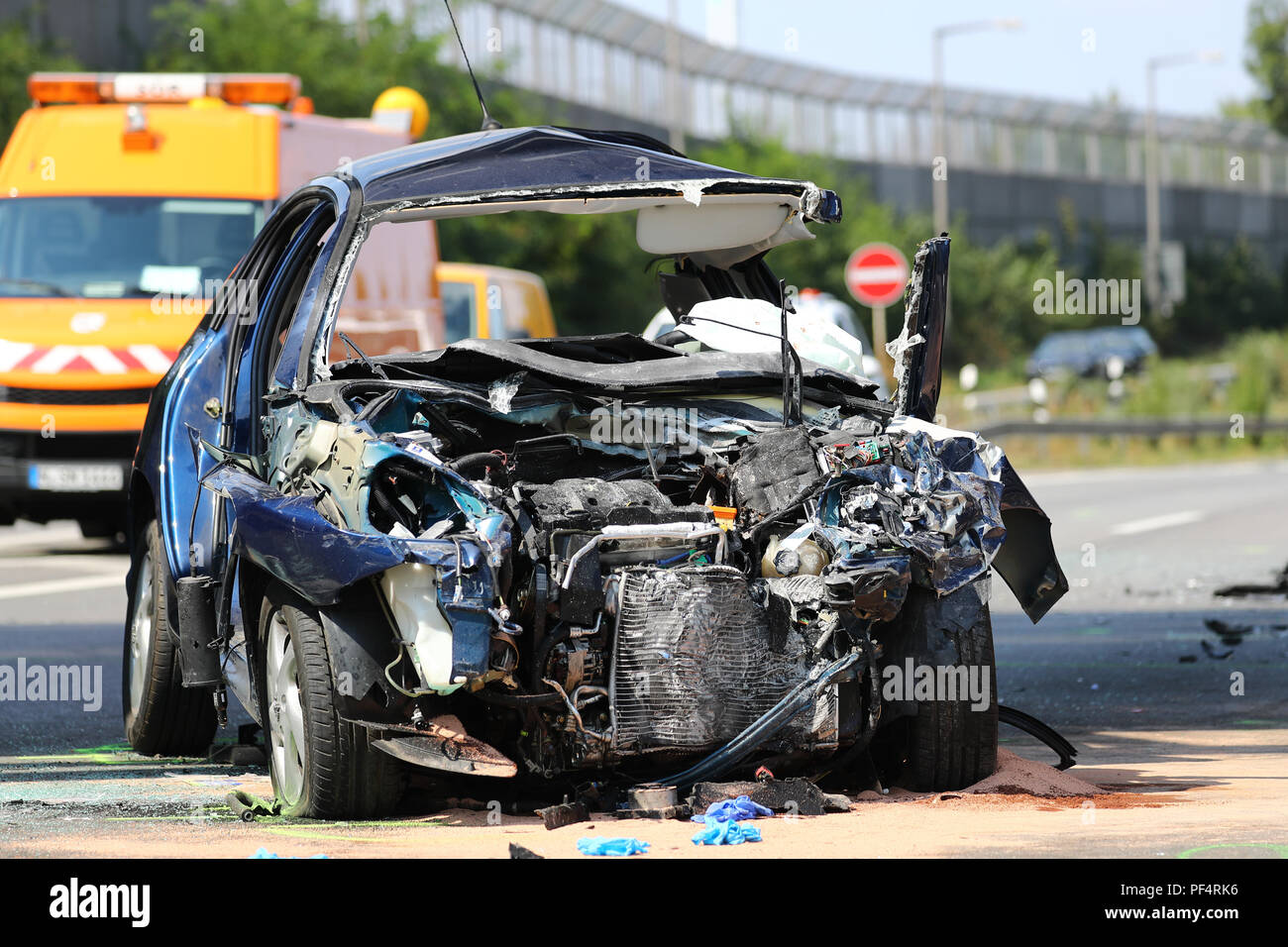 Nürnberg, Deutschland. 19 Aug, 2018. Das Auto Wrack eines falsch-Treiber steht auf der Autobahn 73 (A73) nach der Kollision mit einem Trainer. Die falsche-Fahrer wurde schwer verletzt und in ein Krankenhaus durch Rettungshubschrauber transportiert, entsprechend der Rettungsdienste. Ihr Passagier wurde schwer verletzt. Nach Angaben der Polizei gab es eine Jugend Sport Team im Bus, 19 Jugendliche mit ihren Betreuern. Credit: Daniel Karmann/dpa/Alamy leben Nachrichten Stockfoto