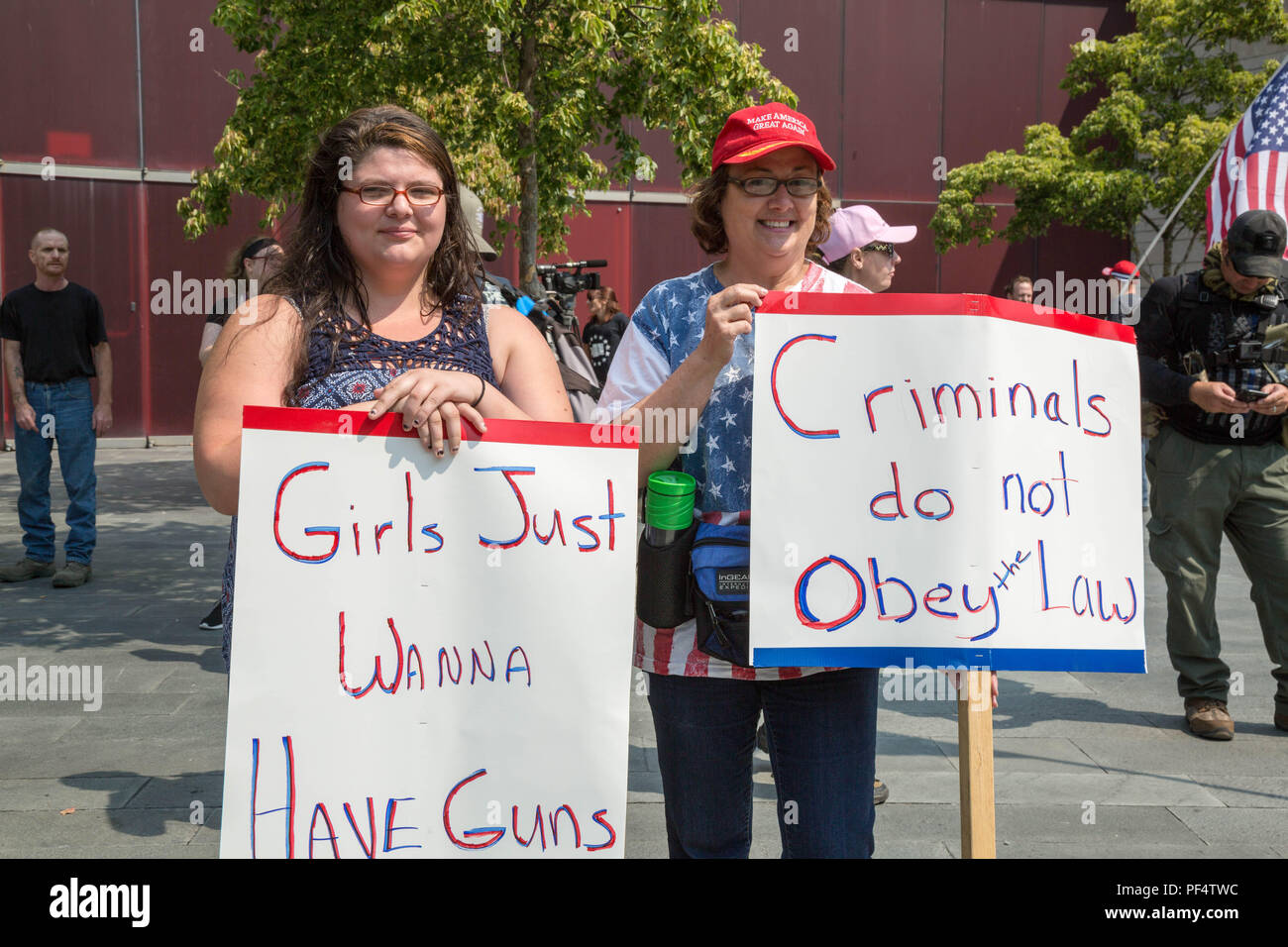 Seattle, WA, USA. 18 August, 2018. Zwei Frauen halten Schilder für pro Waffe Agenda auf der Kundgebung. Credit: Maria S./Alamy Leben Nachrichten. Stockfoto