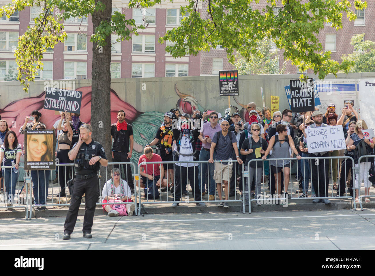 Seattle, WA, USA. 18 August, 2018. Organisierten Arbeitern, die Solidarität, die Radikalen Frauen und die Freiheit der Sozialistischen Partei organisiert eine Kundgebung "Vereint gegen Rassismus", eine Reaktion auf eine pro Waffe Kundgebung an der City Hall Plaza gehalten wird. Credit: Maria S./Alamy Leben Nachrichten. Stockfoto