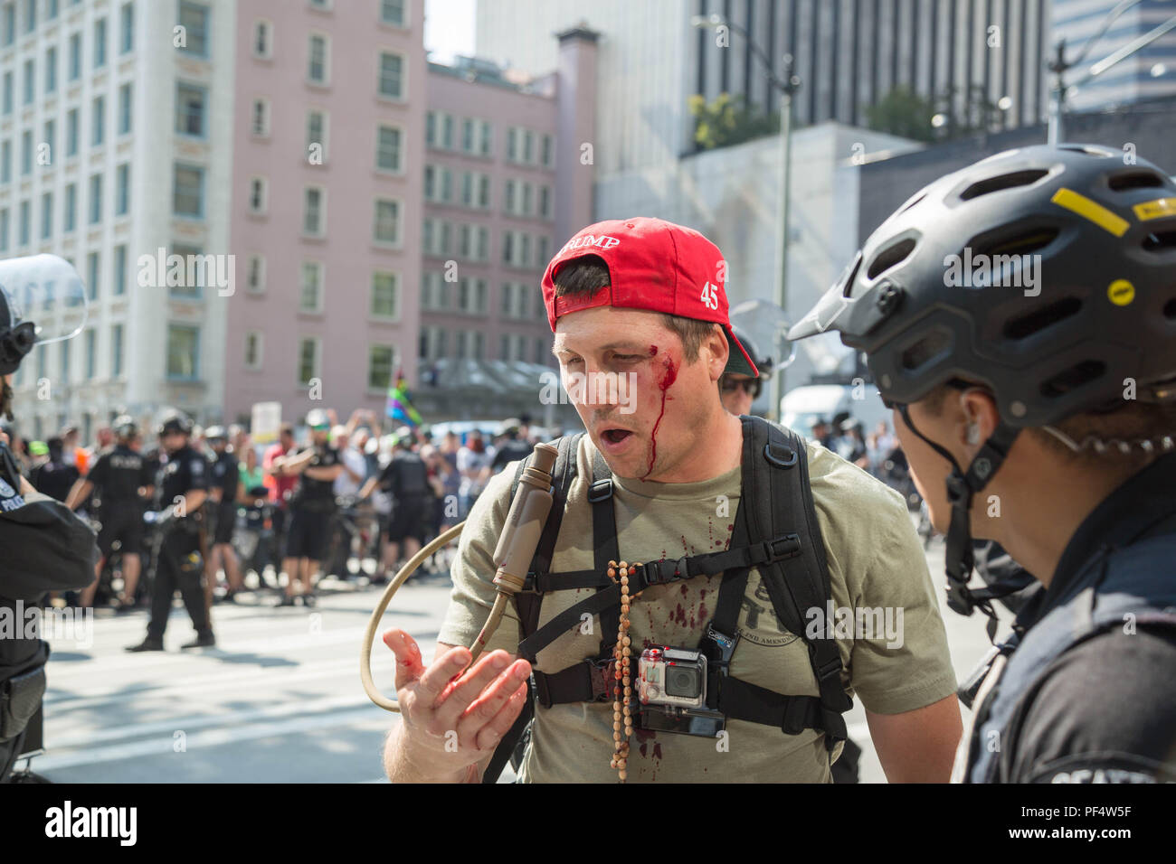 Seattle, WA, USA. 18 August, 2018. Ein pro Waffe Unterstützer, der von einem unbekannten Objekt wo pro Gewehr und Pistole Unterstützer, denen sie verletzt. Credit: Maria S./Alamy Leben Nachrichten. Stockfoto