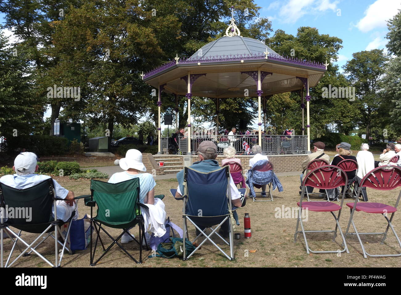 Windsor, Großbritannien. 29. August 2018. UK Wetter: Blauer Himmel mit Wolken an einem warmen Tag in Windsor als Menschen, eine Band zu hören, spielen diese n der Musikpavillon im Alexandra Gärten. Matthäus Ashmore/Alamy leben Nachrichten Stockfoto