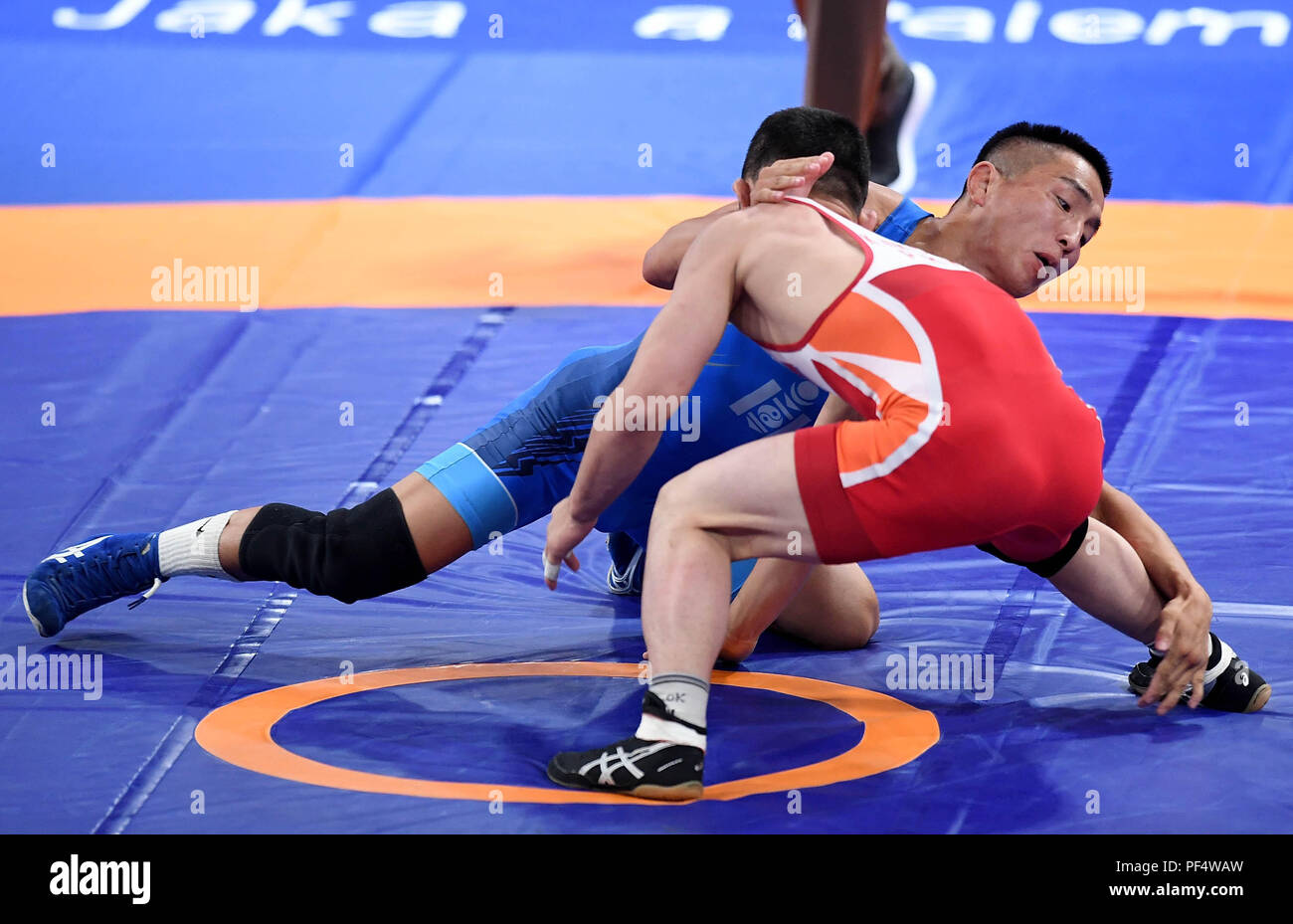 Jakarta, Indonesien. 19 Aug, 2018. Bekhbayar Erdenebat (L) der Mongolei Mias mit Kang Kum Song der Demokratischen Volksrepublik Korea während Männer ringen Freistil 57kg Finale der 18 asiatischen Spiele in Jakarta, Indonesien, Nov. 19, 2018. Erdenebat gewann 8-2. Credit: Yue Yuewei/Xinhua/Alamy leben Nachrichten Stockfoto