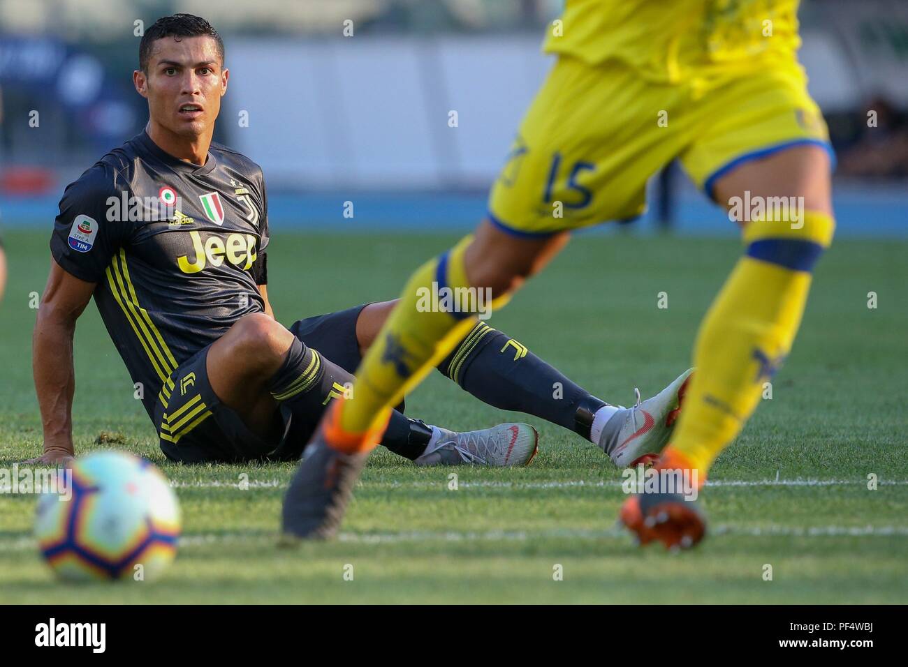 Verona, Italien. 18 Aug, 2018. firo: 18.08.2018, Fussball, International, Serie A, Saison 2018/2019, AC Chievo Verona - Juventus Cristiano Ronaldo, Juventus Turin, am Boden | Verwendung der weltweiten Kredit: dpa/Alamy leben Nachrichten Stockfoto