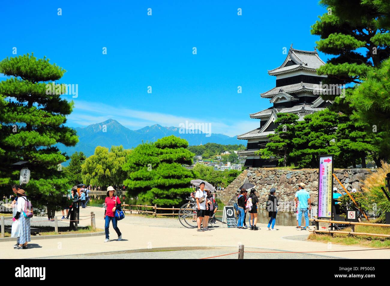 Touristen am Matsutomo Jyo (Schloss) Kouen (Park) Stockfoto