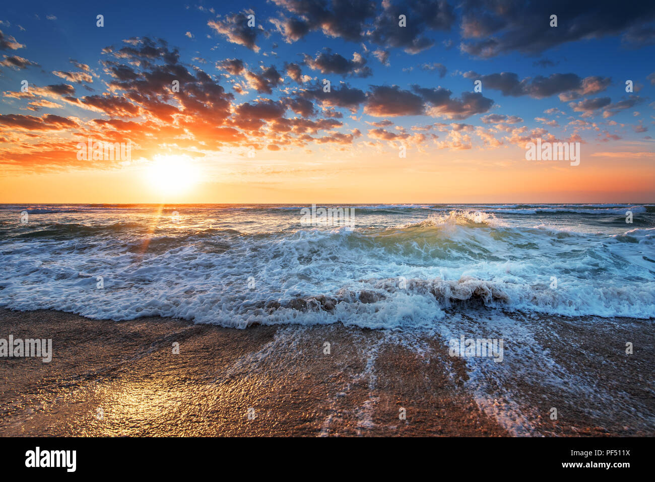 Am Morgen die Sonne am Meer mit einem schönen Licht. Stockfoto
