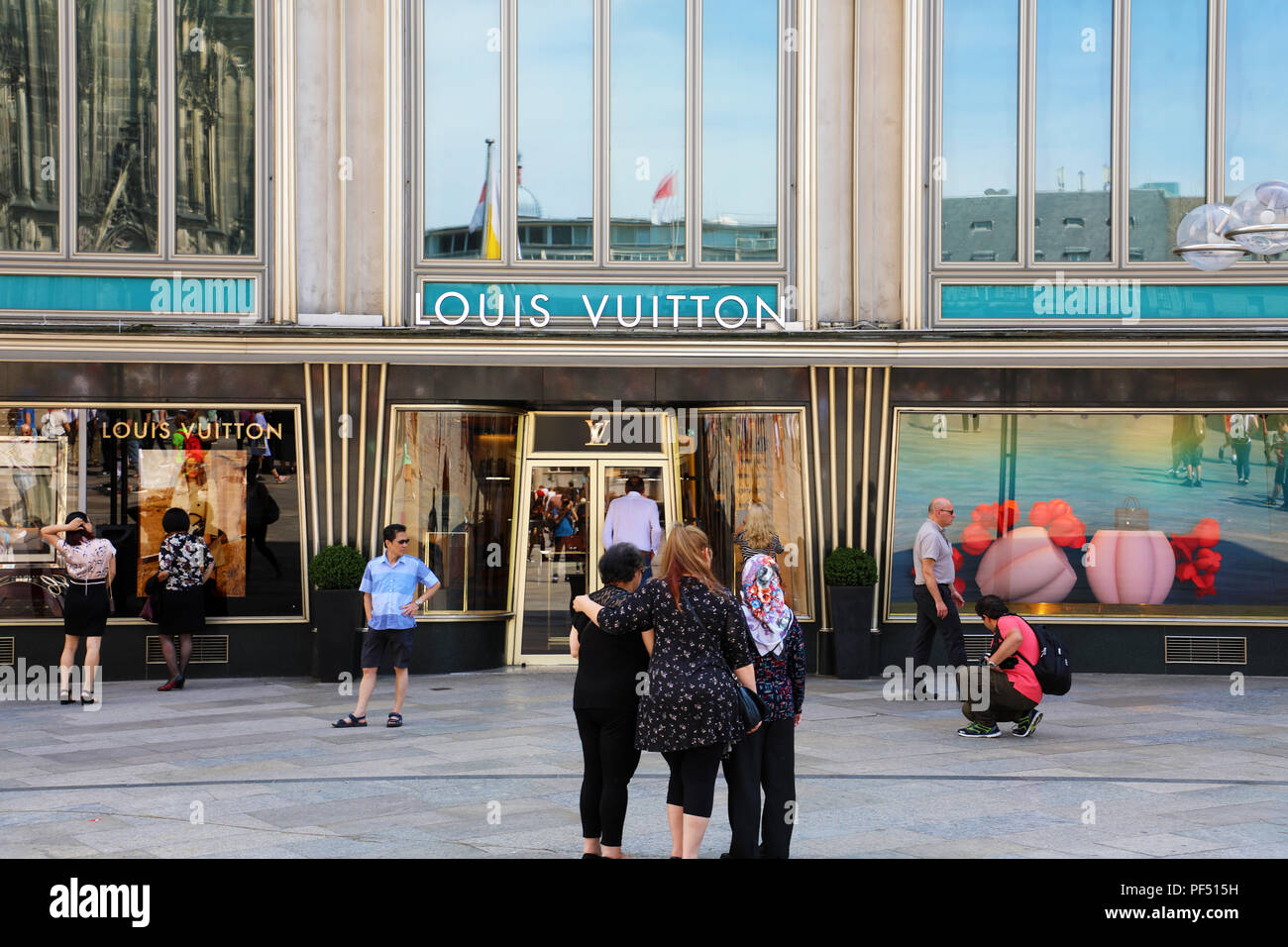 Köln, Deutschland - 31. MAI 2018: die Fassade des Louis Vuitton store mit  Touristen, Köln, Deutschland Stockfotografie - Alamy