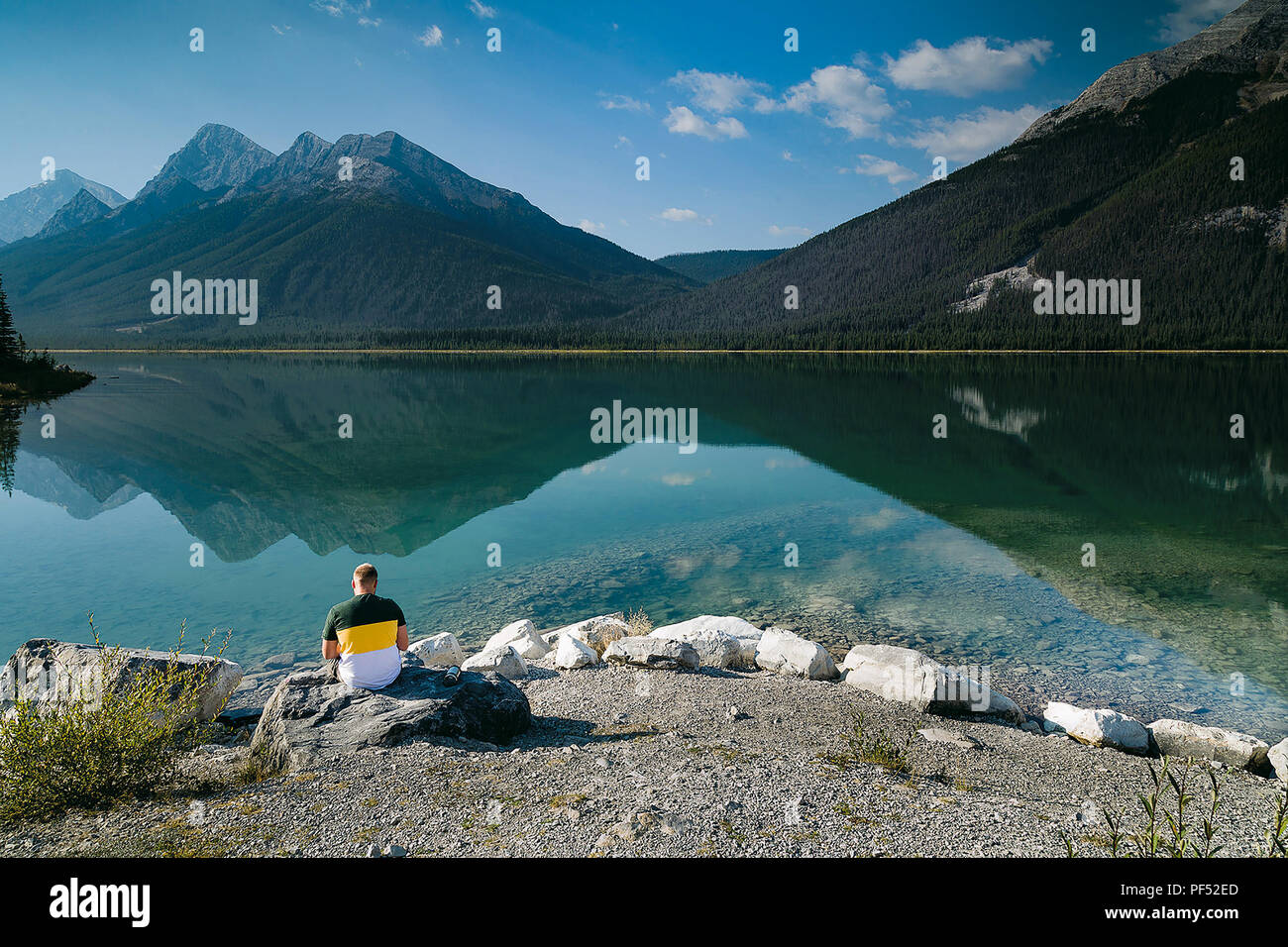 Mann in ruhiger Kontemplation, Spray Lake, Alberta, Kanada lesen Stockfoto