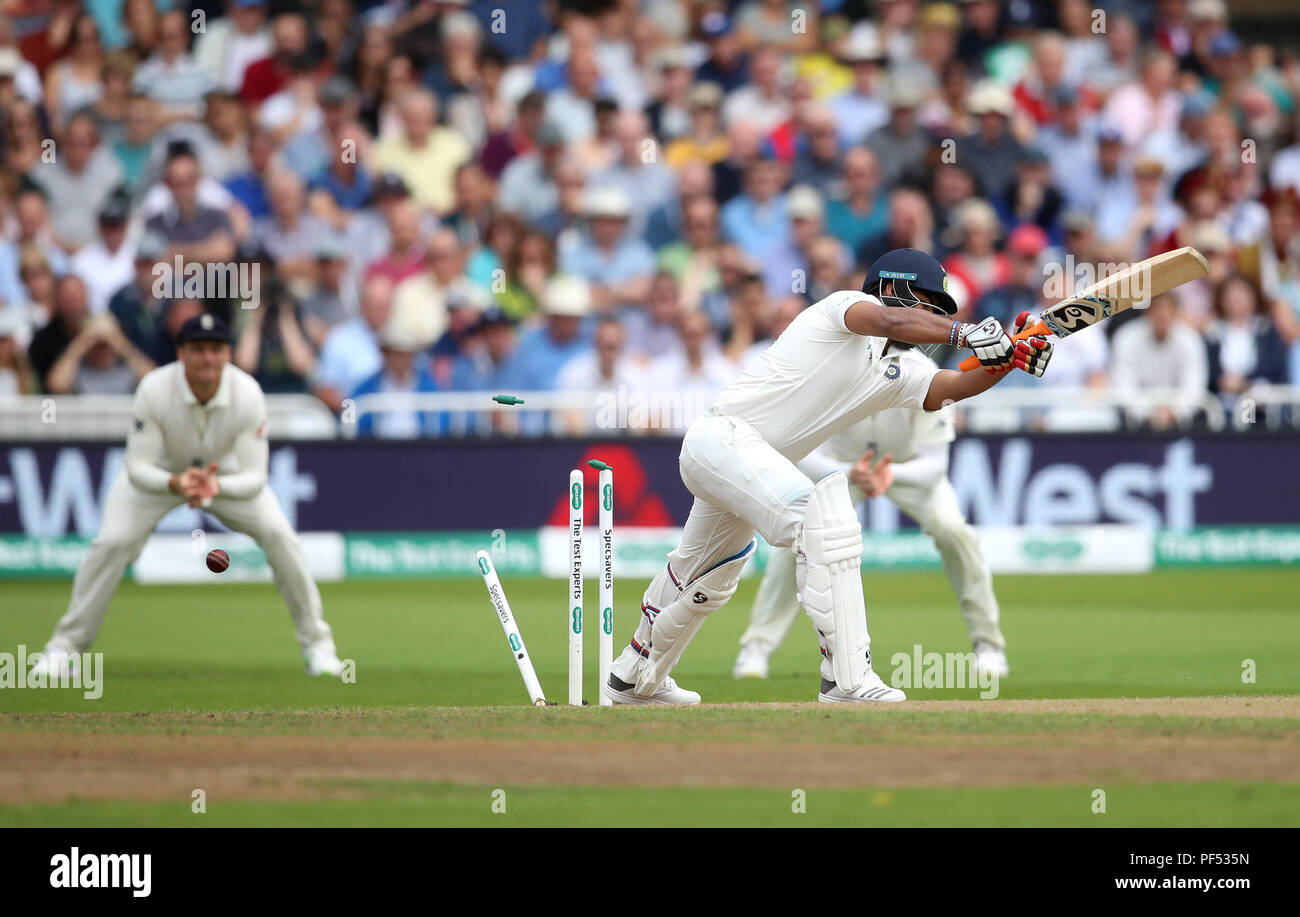 Indiens Rishabh Pant ist durch England's Stuart Breite bei Tag zwei Der Specsavers dritten Test Match an der Trent Brücke, Nottingham gerollt. Stockfoto