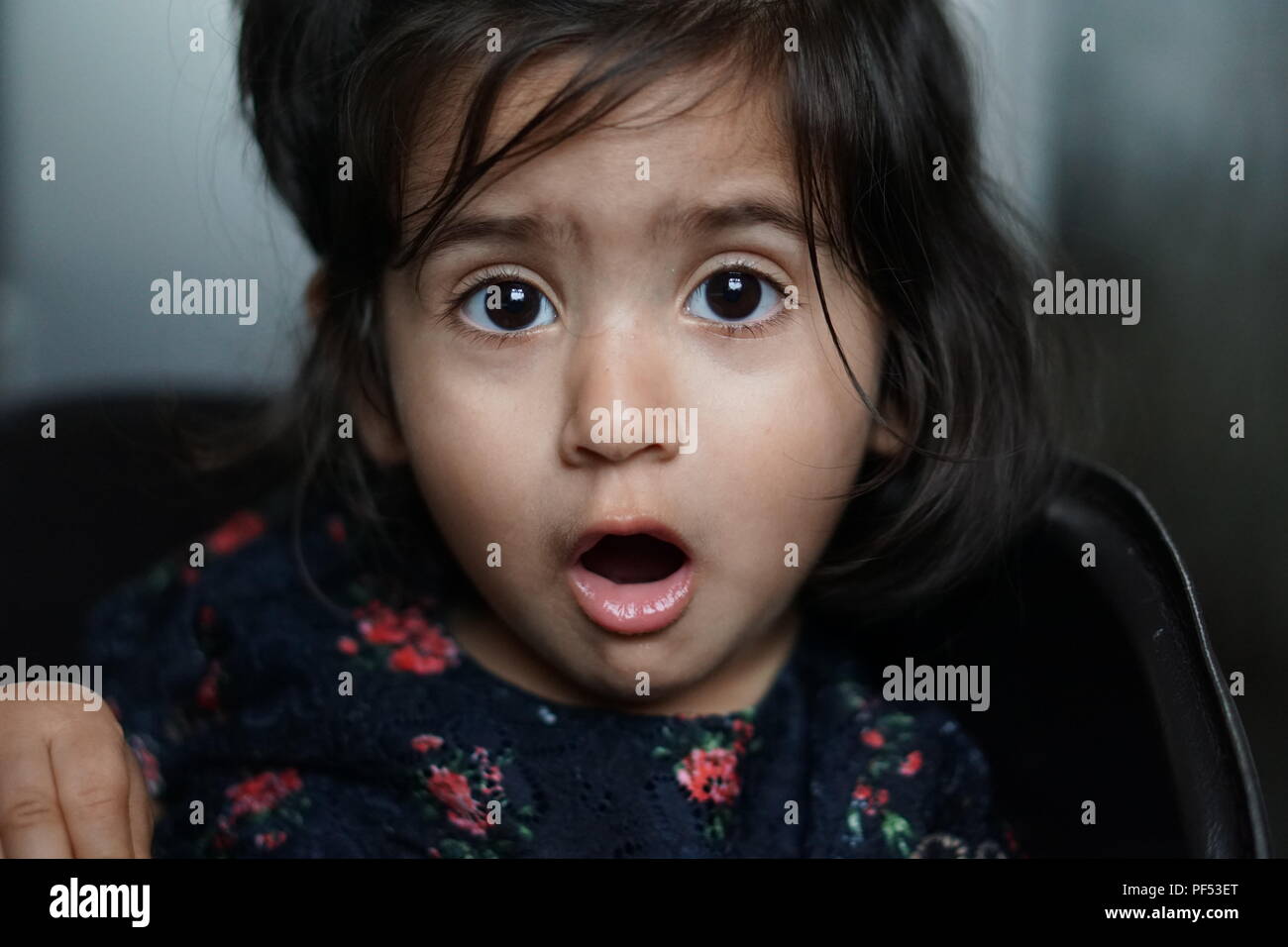 Baby Madchen Mit Einem Uberraschten Ausdruck Ausserster Besturzung Auf Ihrem Gesicht Stockfotografie Alamy