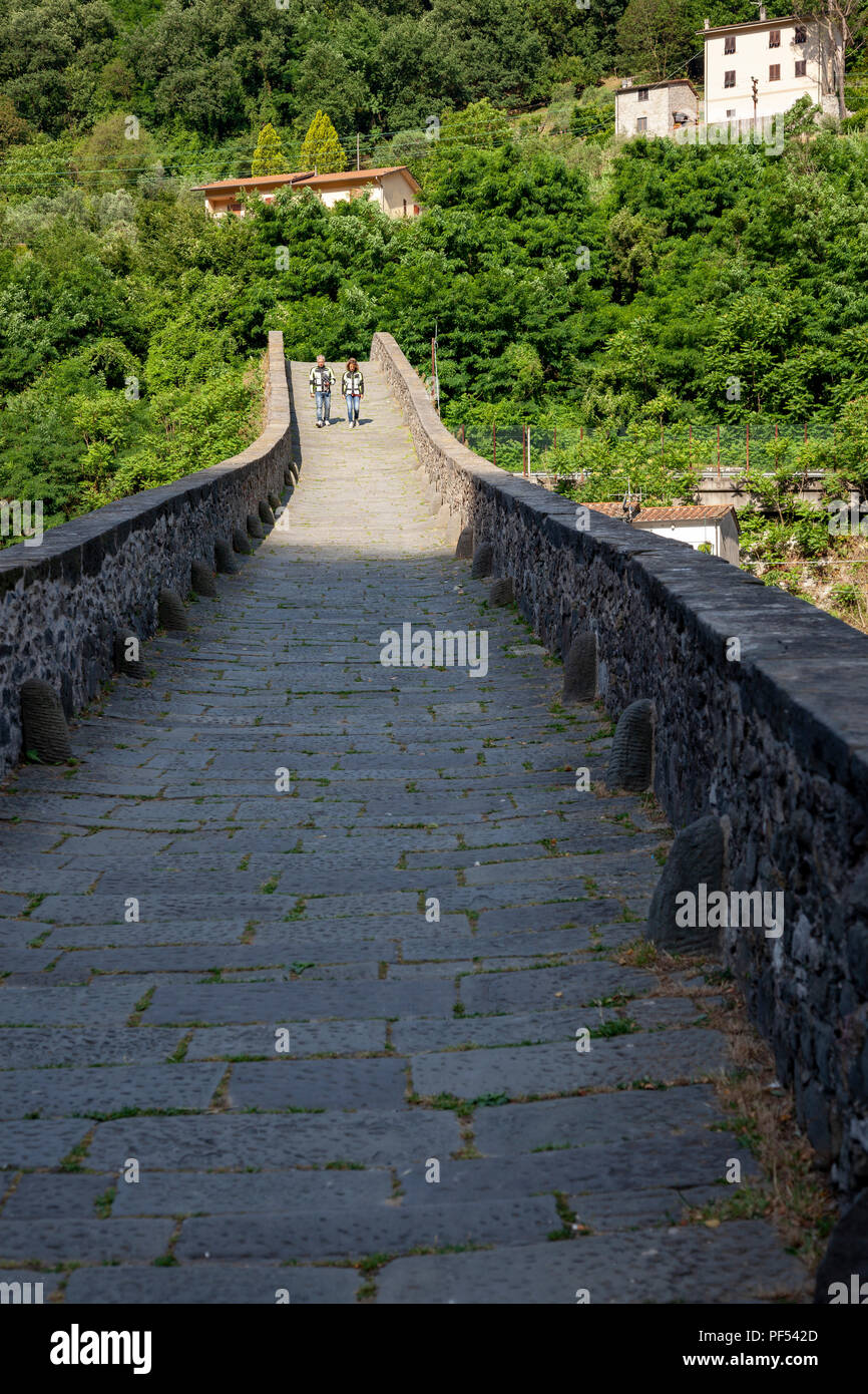 An der Spitze der größten Bogen der Ponte della Maddalena, eine ungerade Fünf-gewölbte Brücke, im Borgo a Mozzano (Toskana, Italien). Stockfoto