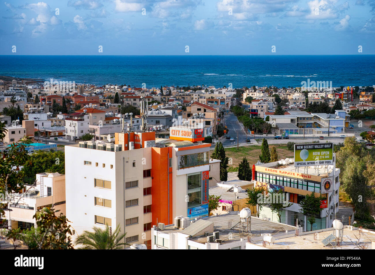 Pafos, Zypern - November 29, 2015 High point Blick nach Paphos Stadt und das Mittelmeer. Stockfoto