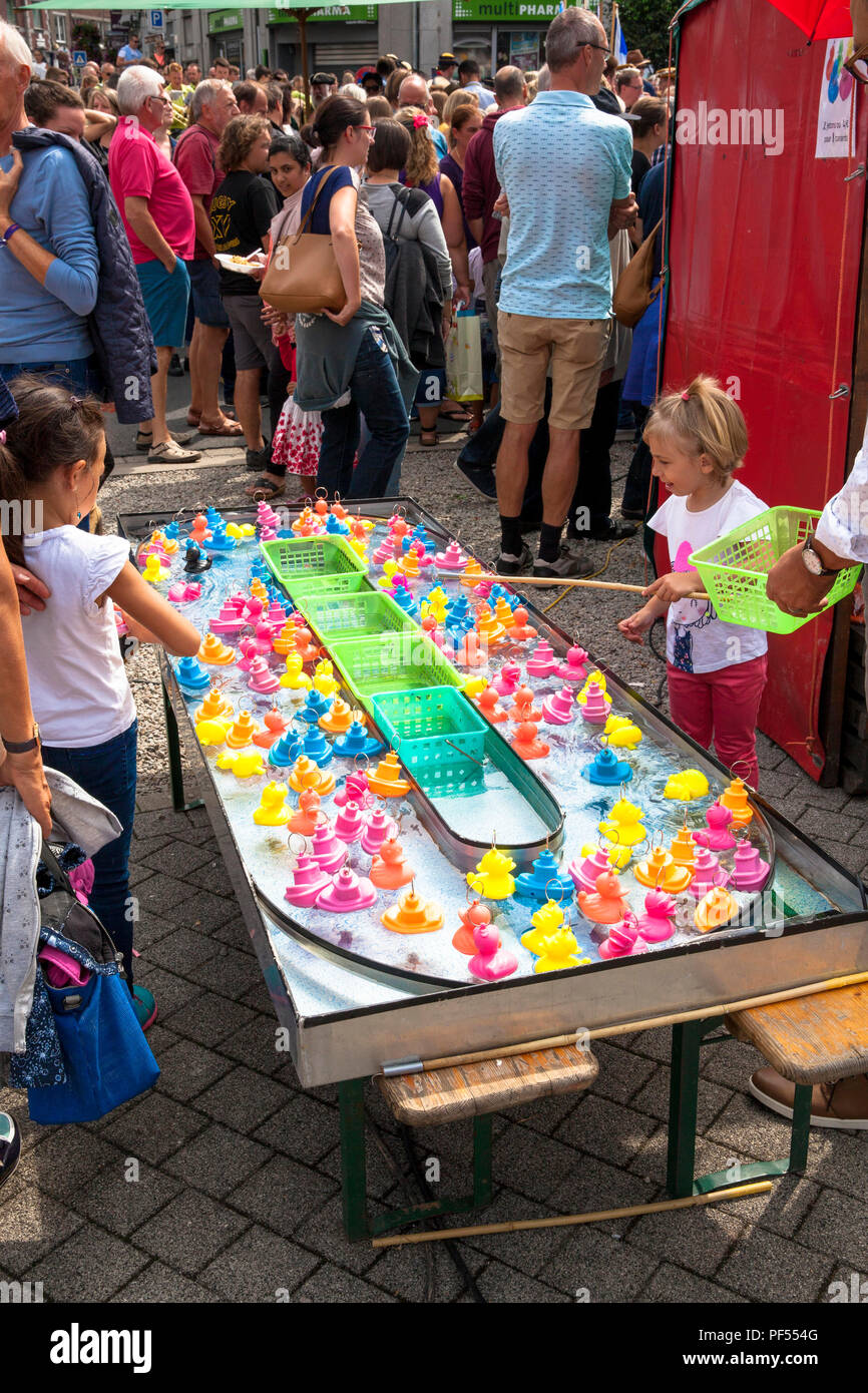 Ente und Boot angeln für Kinder auf einem Straßenfest in Malmedy, Belgien. Enten- und Schiffchenangeln fuer Kinder in einem Strassenfest, Malmedy, werden Stockfoto